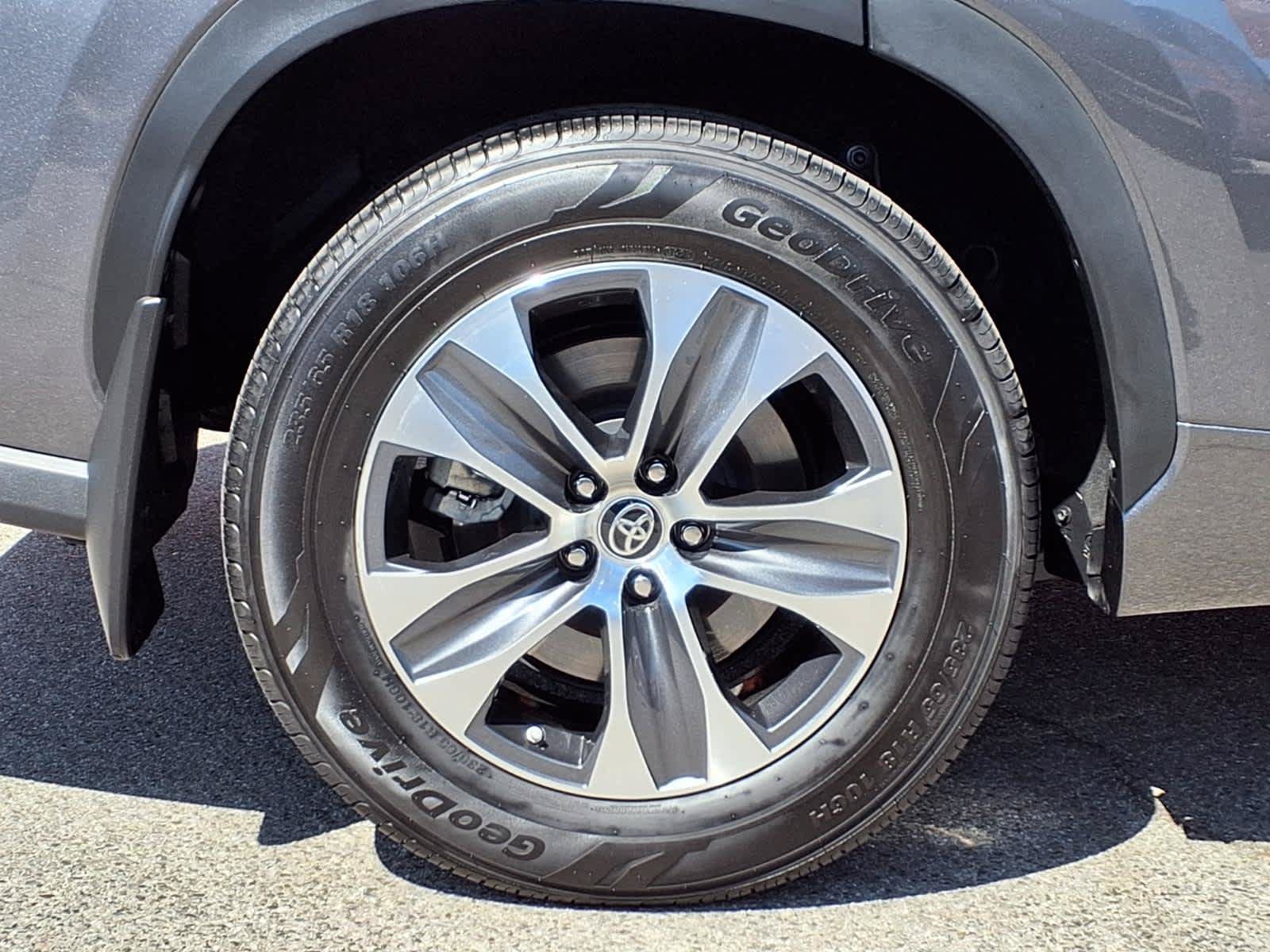 Used 2024 Toyota Highlander XLE FWD image 7