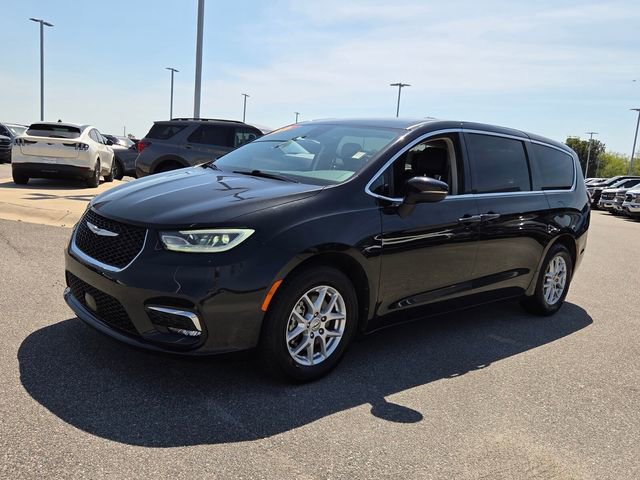 Used 2023 Chrysler Pacifica Touring-L FWD image 3