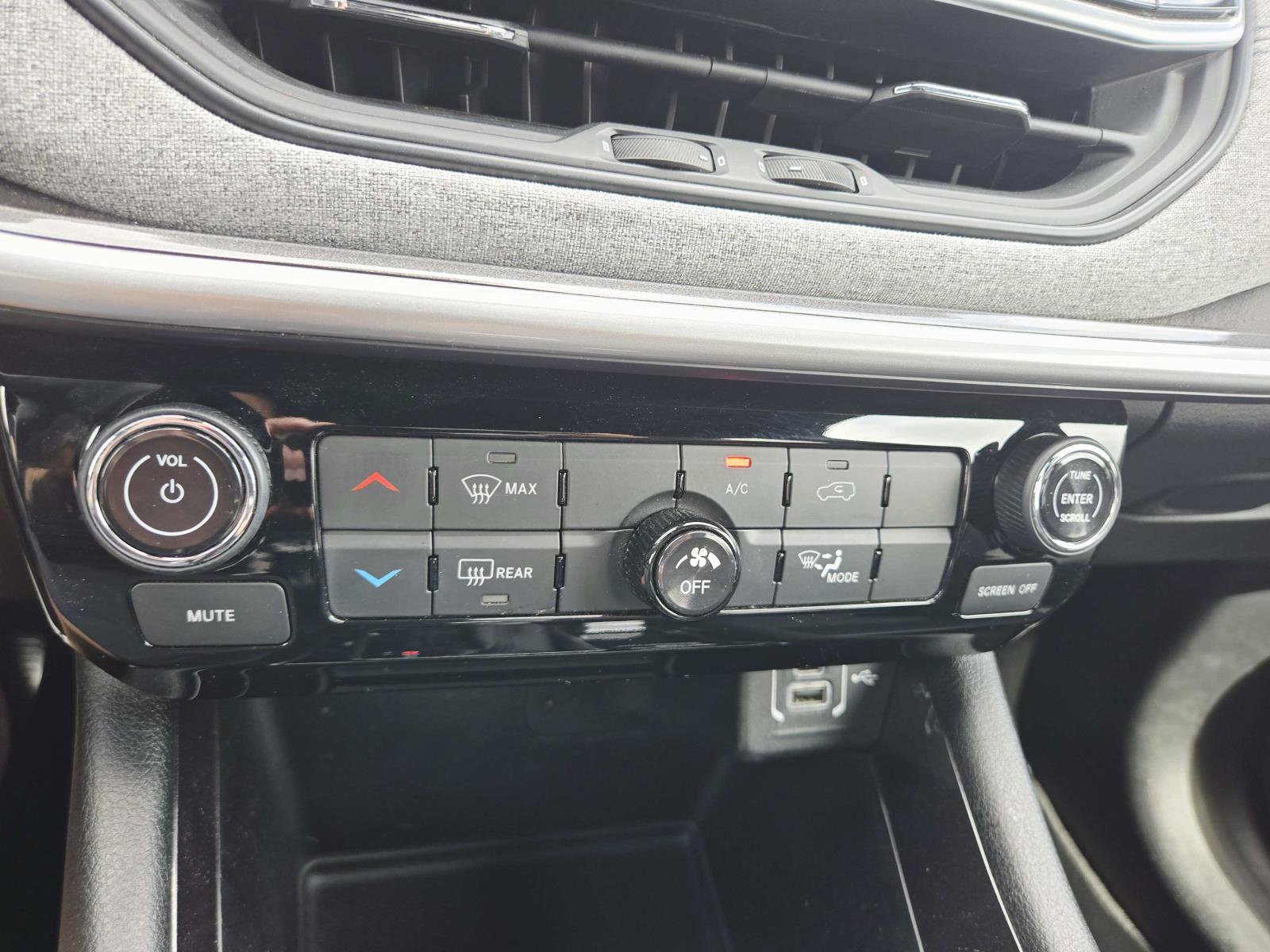 Used 2023 Jeep Compass Latitude image 29