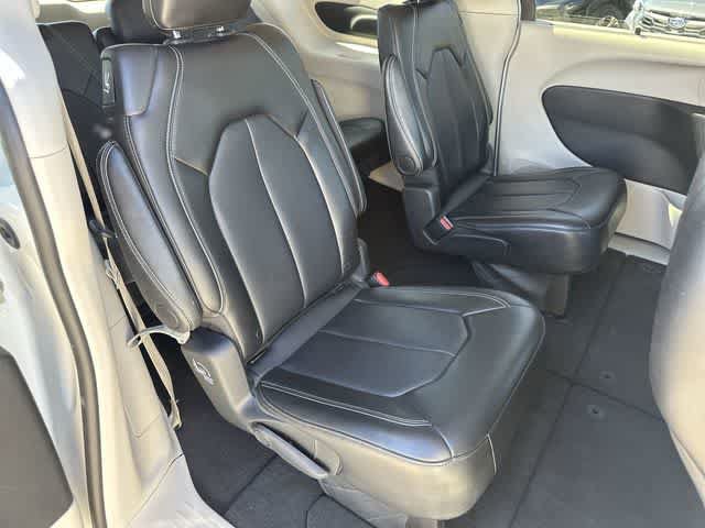 Used 2024 Chrysler Pacifica Touring-L FWD image 17