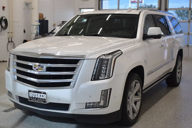 Used 2017 Cadillac Escalade ESV Premium Luxury AWD/4WD image 9