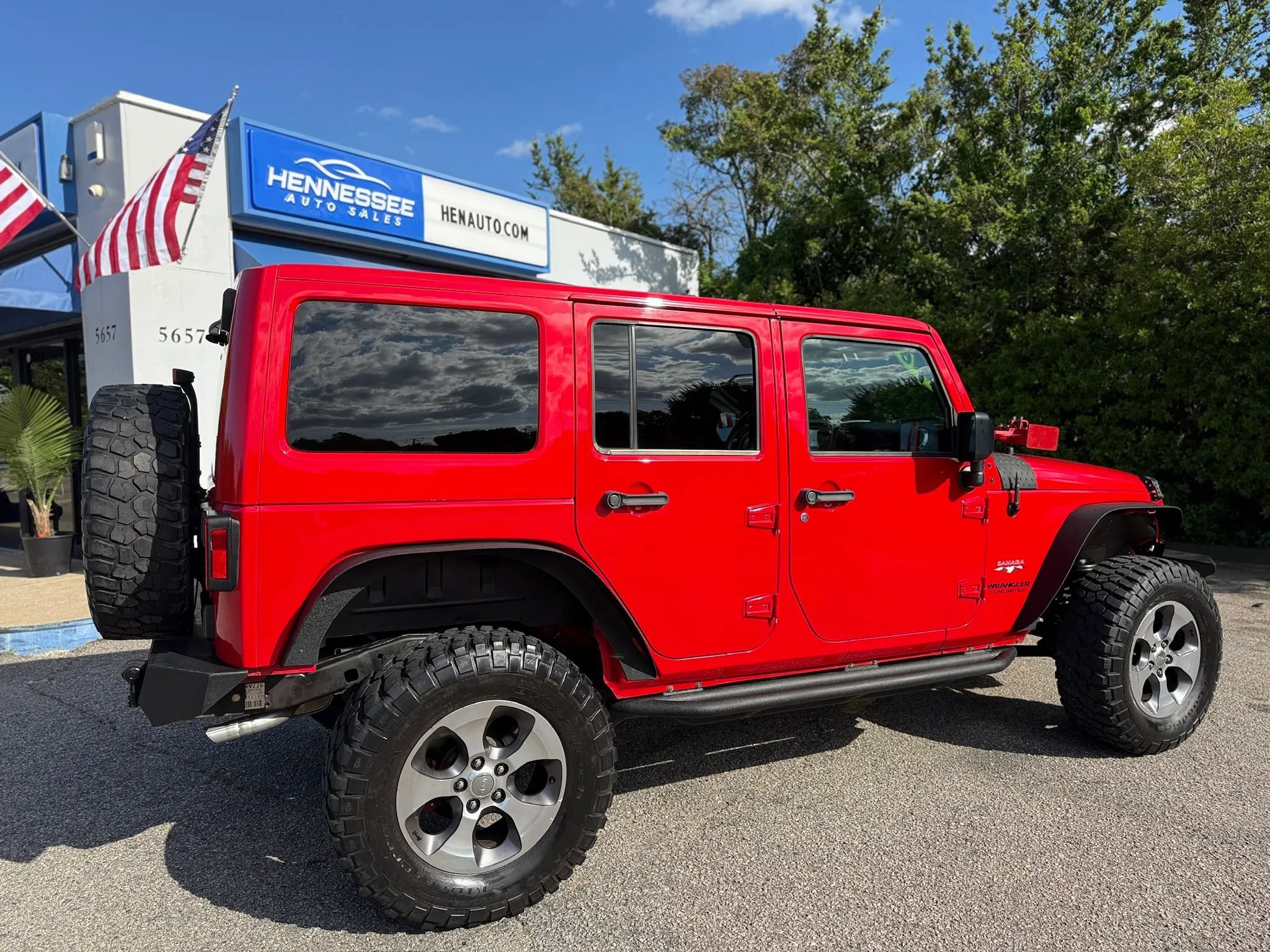 Used 2016 Jeep Wrangler Unlimited Sahara w/ Connectivity Group AWD/4WD image 10