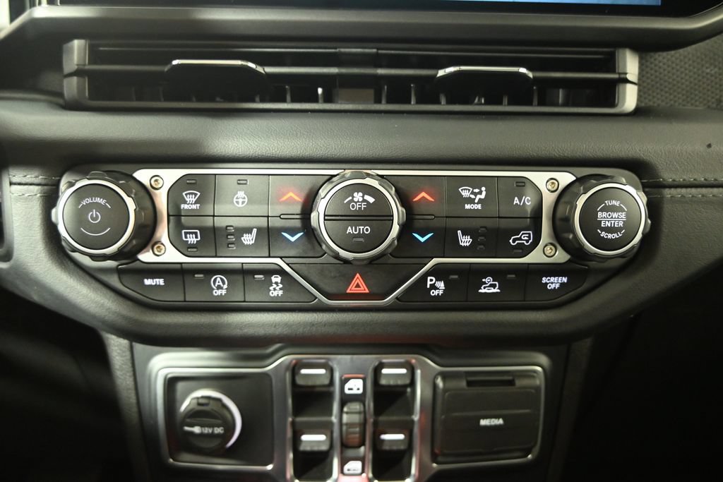 Used 2024 Jeep Wrangler Unlimited Rubicon w/ Dual Top Group AWD/4WD image 31