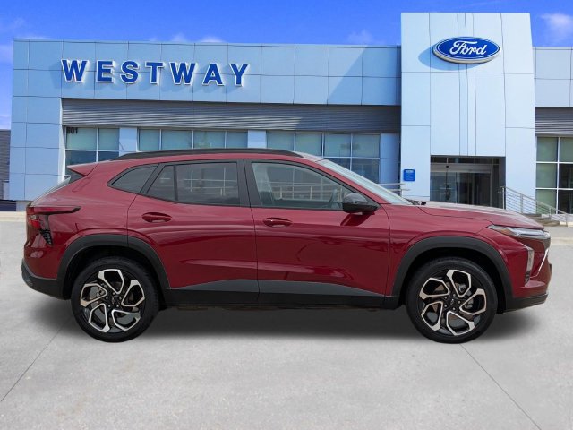 Used 2025 Chevrolet Trax RS w/ Driver Confidence Package FWD image 2