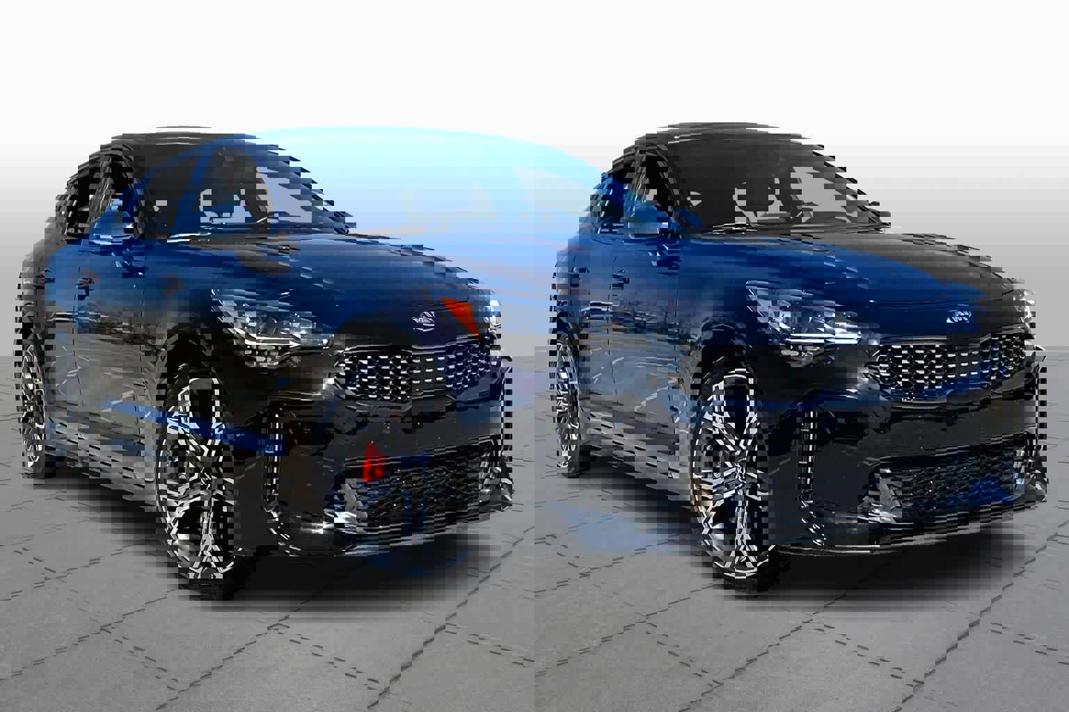 Used 2018 Kia Stinger GT2 image 2