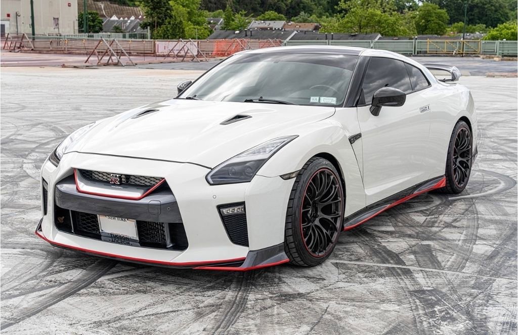 Used 2018 Nissan GT-R Premium image 2