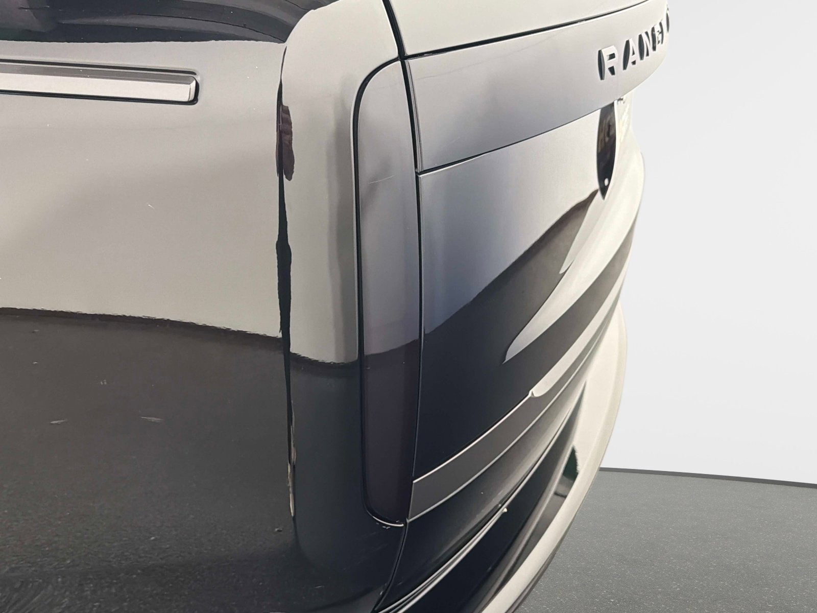 Used 2025 Land Rover Range Rover Long Wheelbase SE image 16