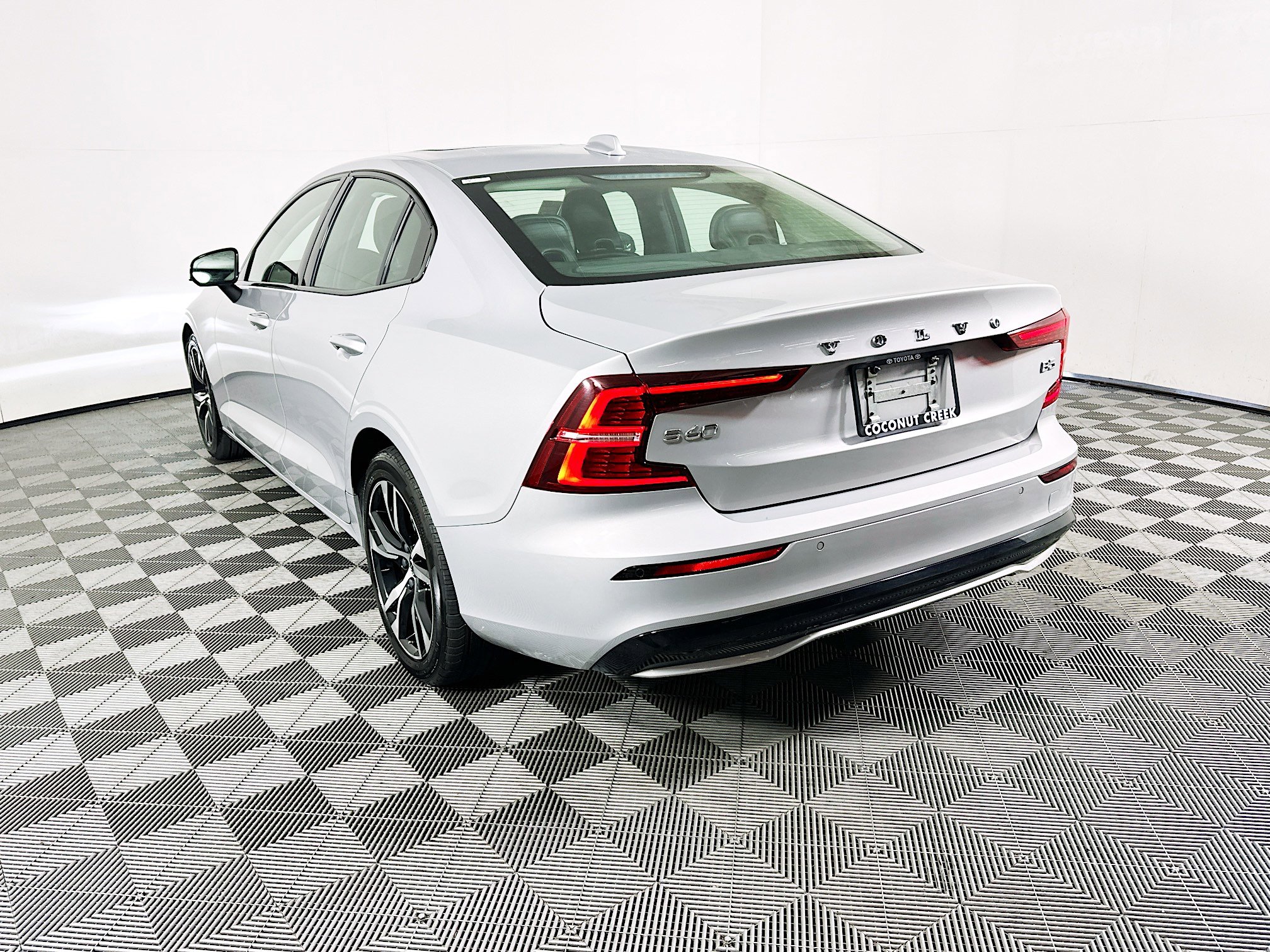 Used 2024 Volvo S60 B5 Core FWD image 5