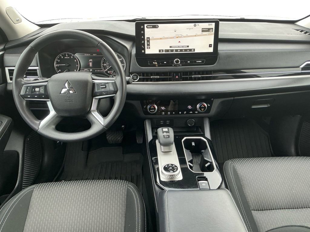 Used 2025 Mitsubishi Outlander ES image 12