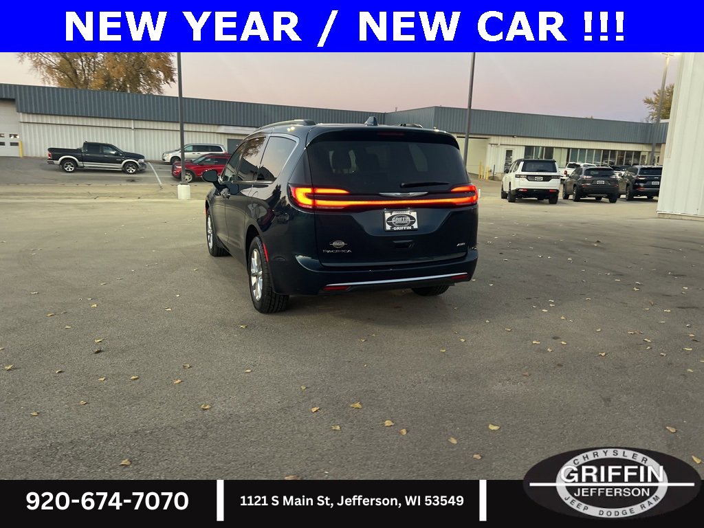 Used 2022 Chrysler Pacifica Touring-L image 13