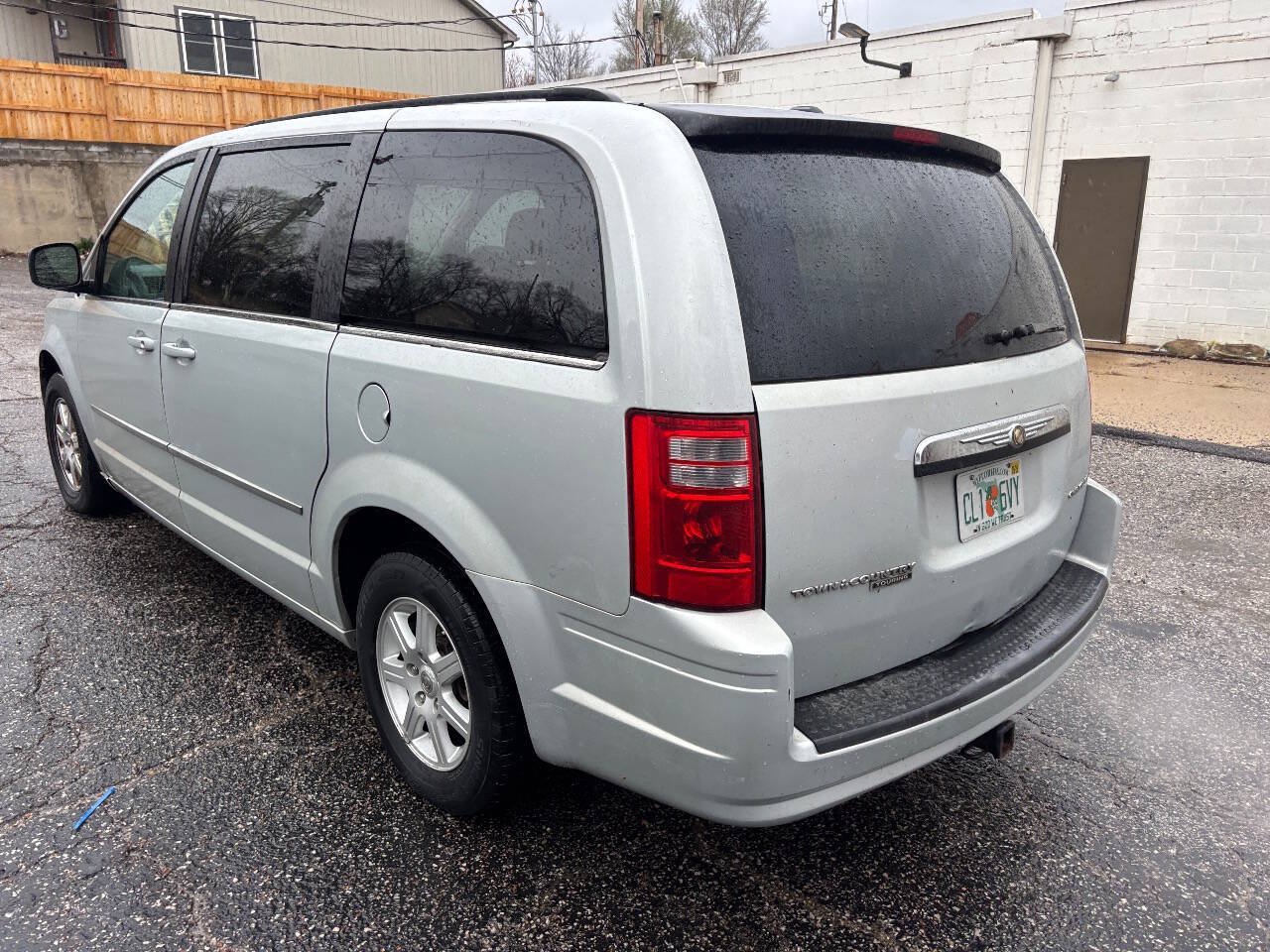 Used 2010 Chrysler Town & Country Touring FWD image 9