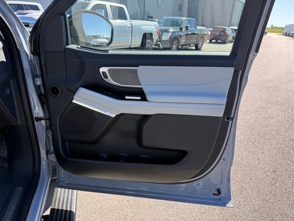 Used 2025 Ford Expedition Max Platinum w/ Platinum Ultimate Package AWD/4WD image 19