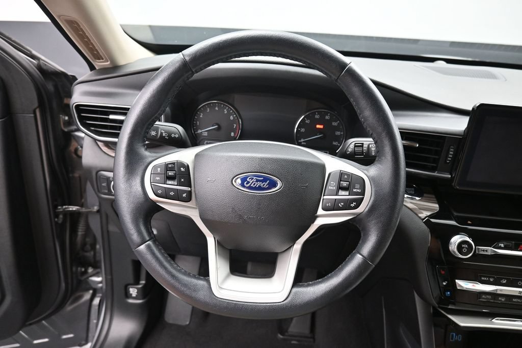 Used 2022 Ford Explorer Limited w/ Equipment Group 301A AWD/4WD image 16