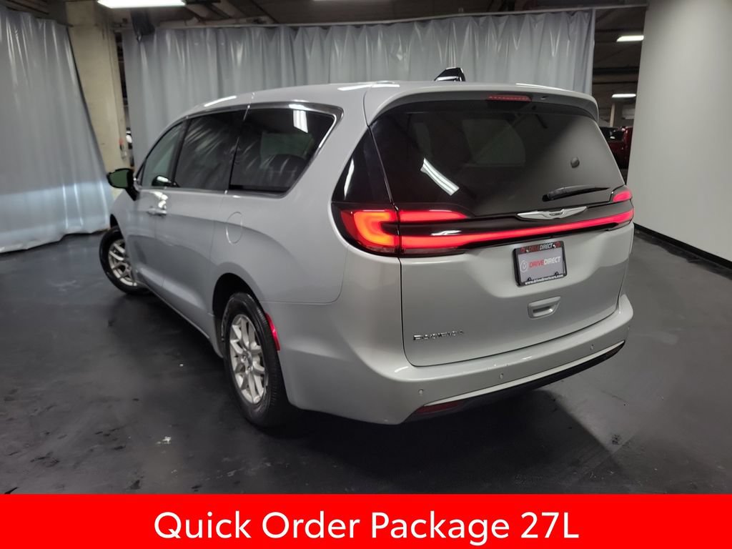Used 2024 Chrysler Pacifica Touring-L FWD image 6
