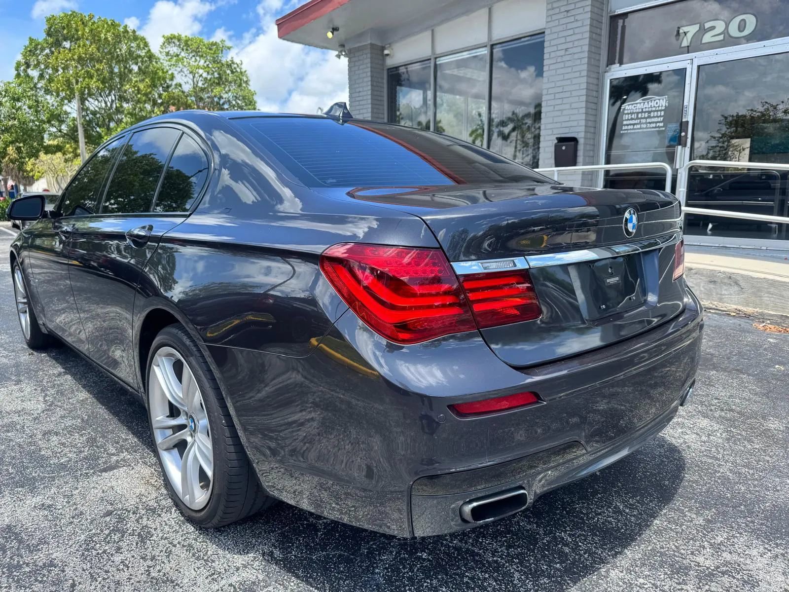 Used 2015 BMW 750i w/ M-Sport Package RWD image 4