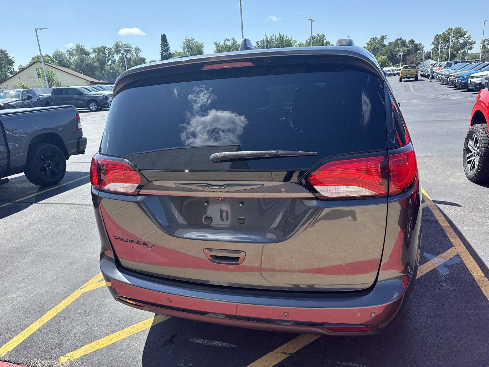 Used 2019 Chrysler Pacifica Touring-L Plus w/ Advanced Safetytec Group FWD image 4