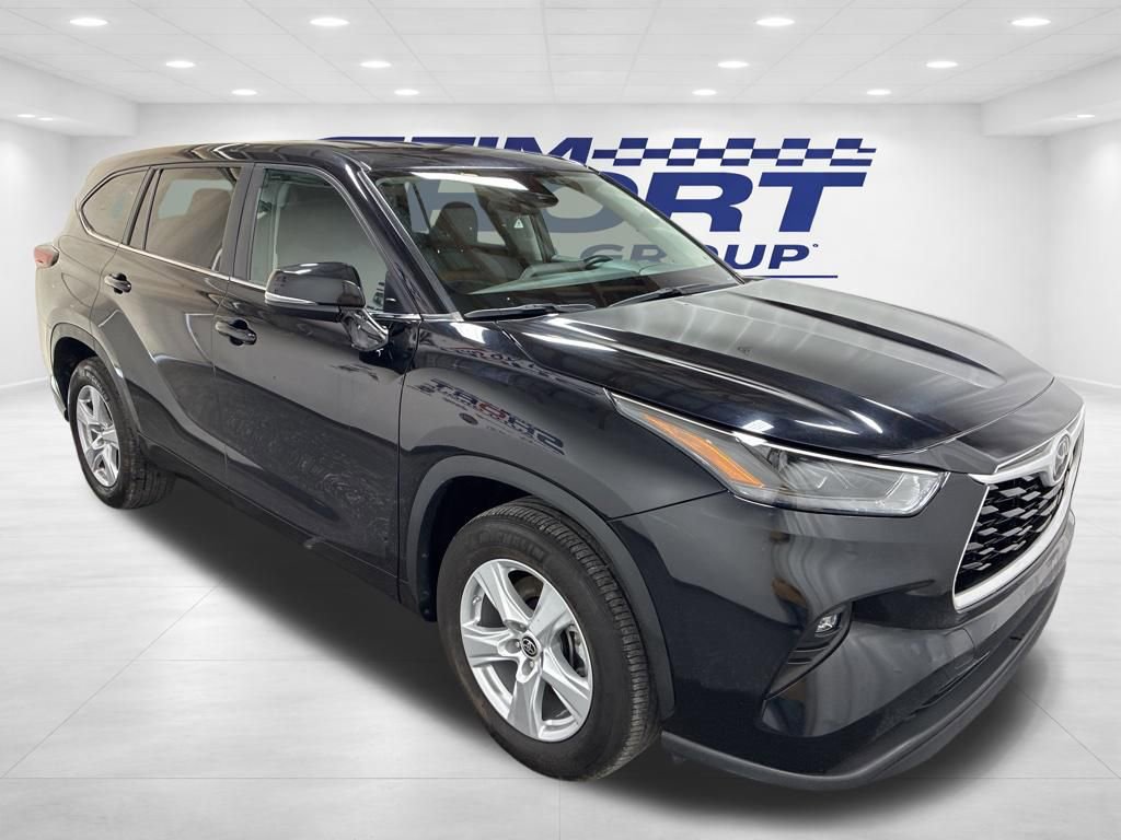 Used 2024 Toyota Highlander LE FWD image 3