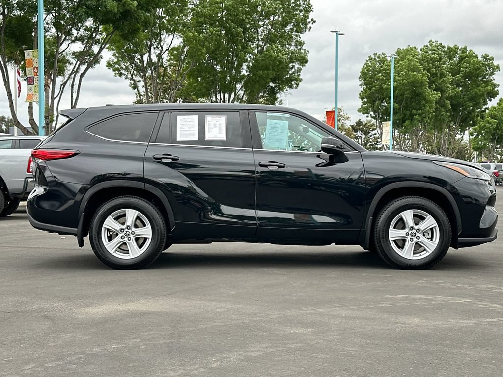 Used 2023 Toyota Highlander LE AWD/4WD image 2