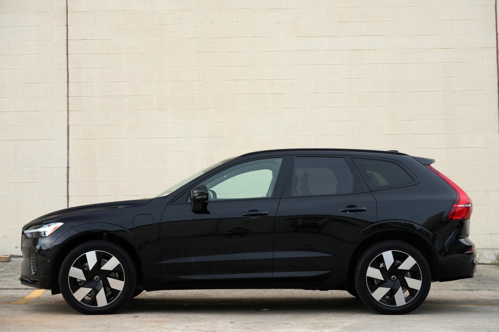 Used 2025 Volvo XC60 T8 Plus w/ Protection Package Premier AWD/4WD image 9