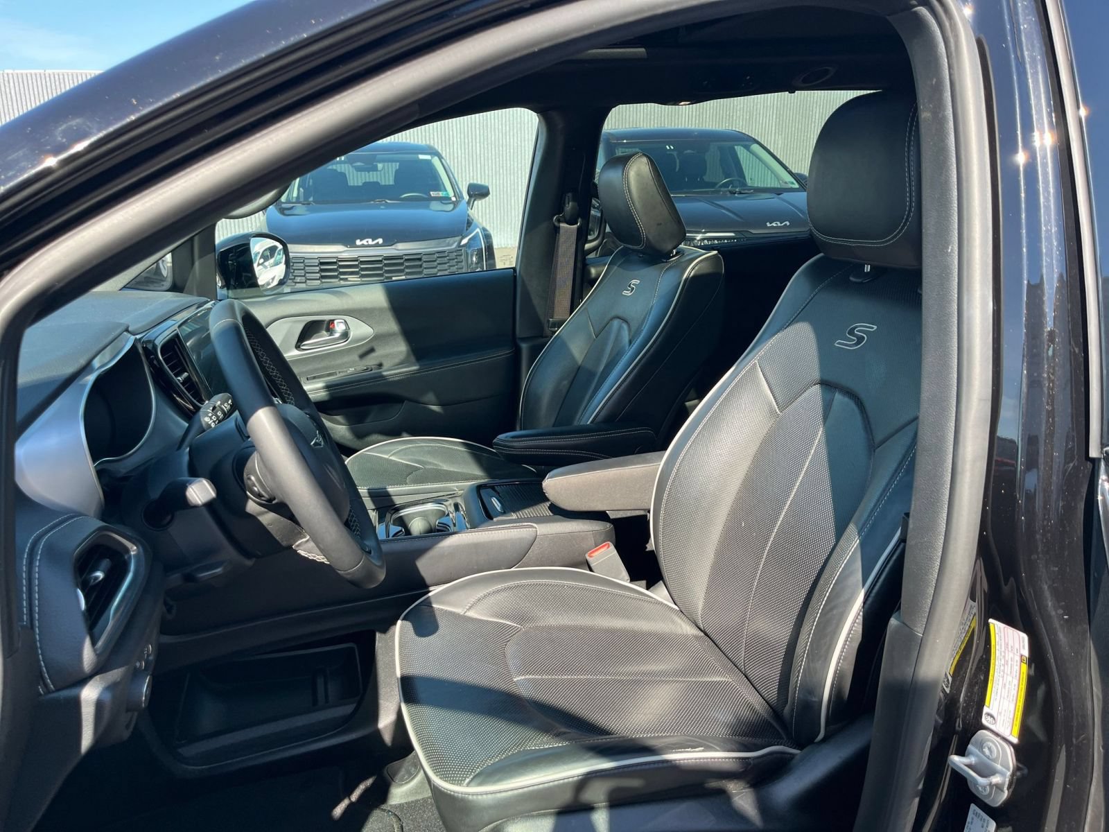 Used 2025 Chrysler Pacifica Limited FWD image 39