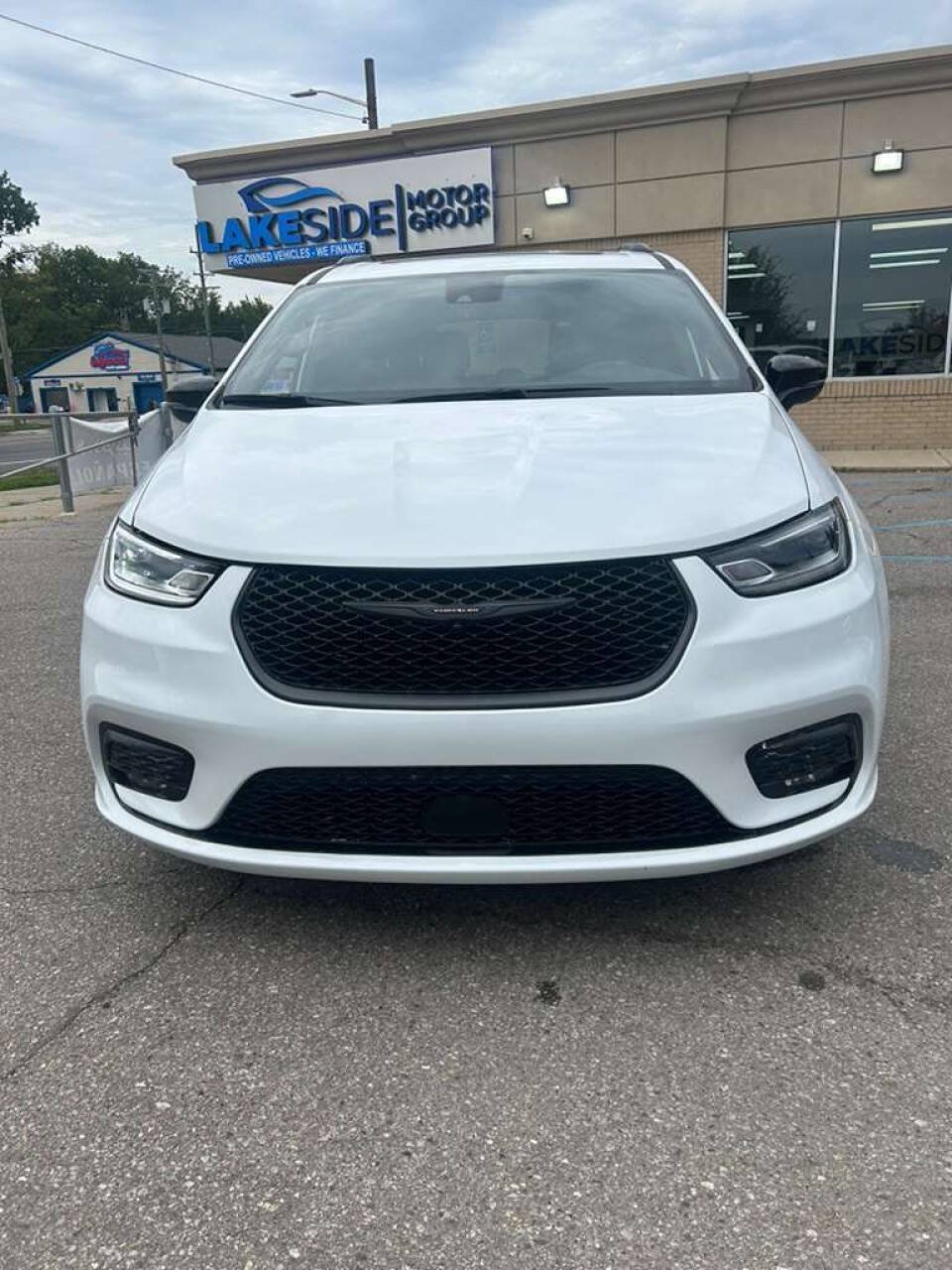 Used 2025 Chrysler Pacifica Limited FWD image 2
