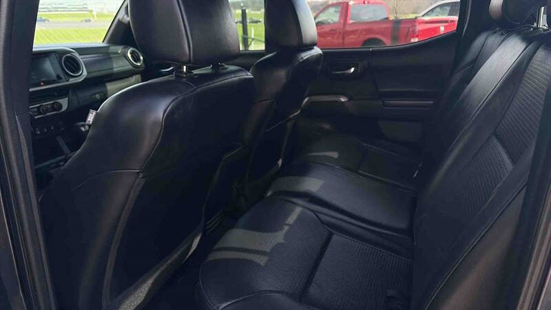 Used 2018 Toyota Tacoma Limited AWD/4WD image 12