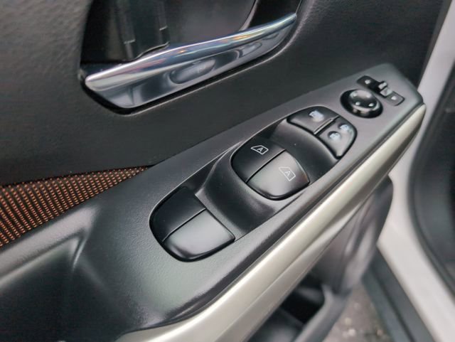 Used 2020 Nissan Kicks SR image 15