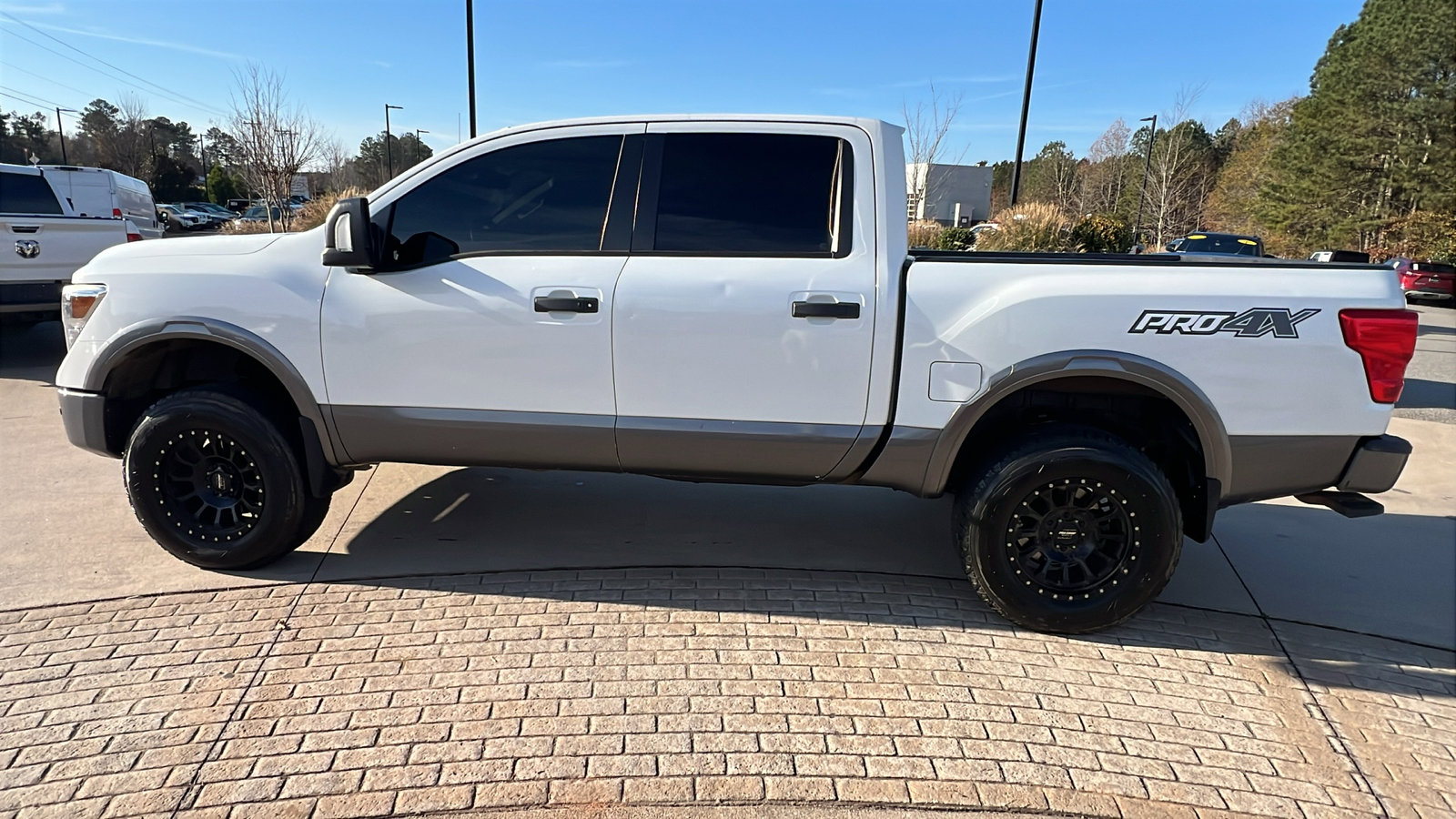 Used 2019 Nissan Titan PRO-4X w/ Pro-4x Convenience Package image 11