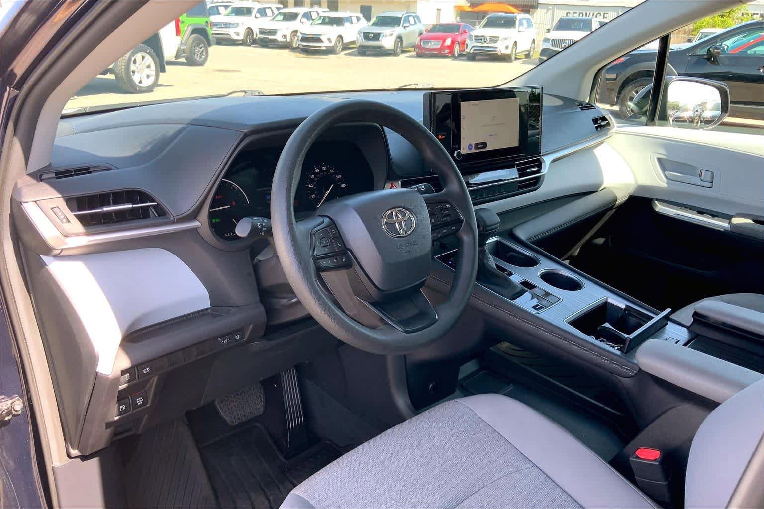 Used 2025 Toyota Sienna LE w/ LE Plus Package image 17