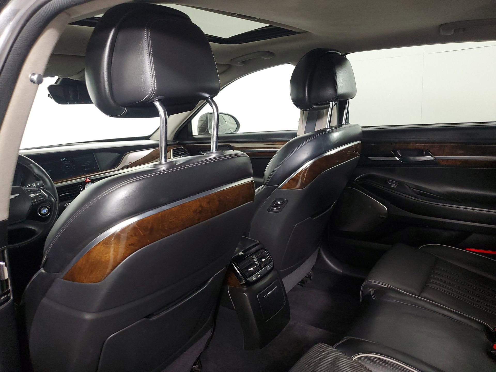 Used 2017 Genesis G90 3.3T Premium image 52