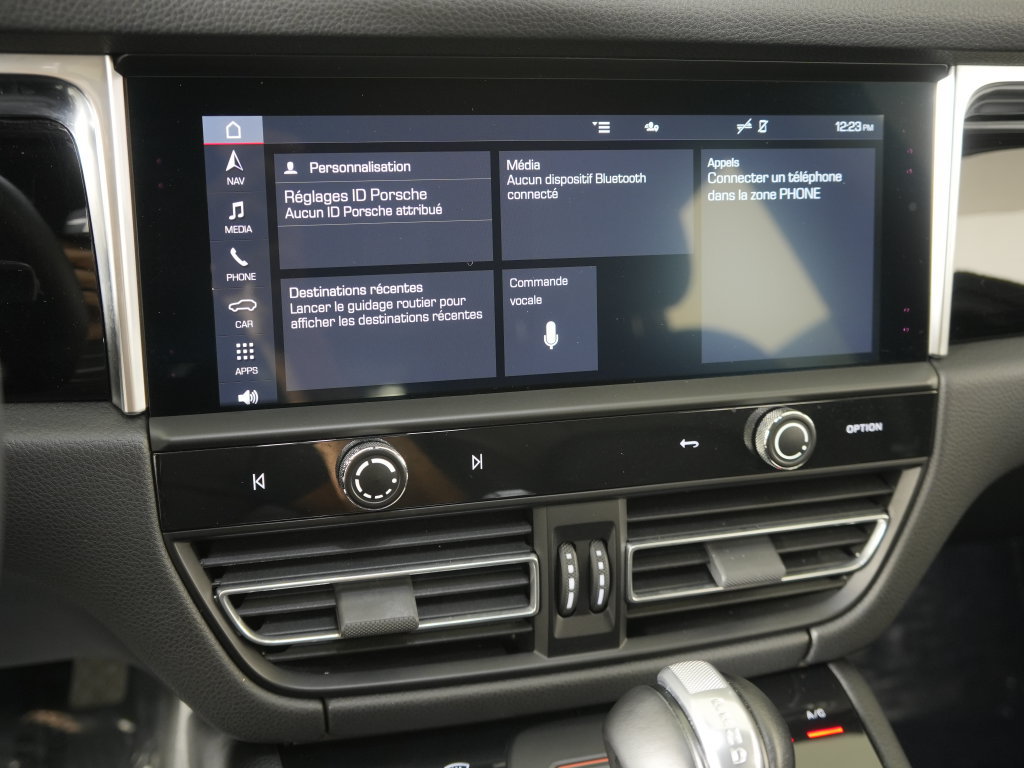 Certified 2023 Porsche Macan Turbo AWD/4WD image 29