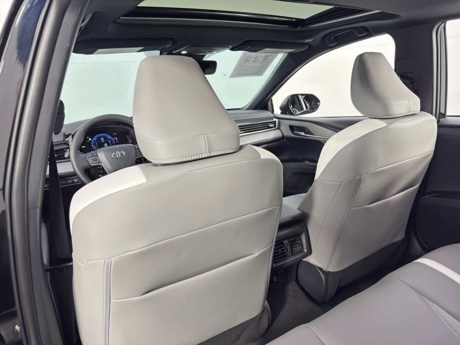 Used 2025 Toyota Camry SE w/ Convenience Package image 35