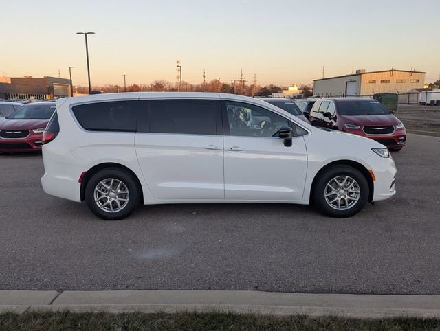 New 2026 Chrysler Pacifica Select image 2