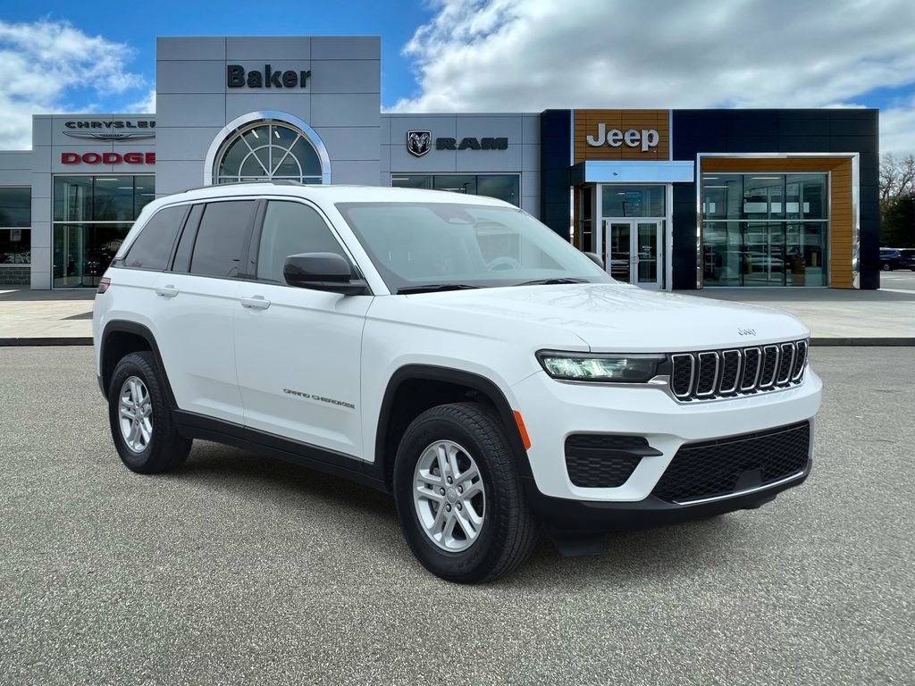 Used 2023 Jeep Grand Cherokee Laredo image 1