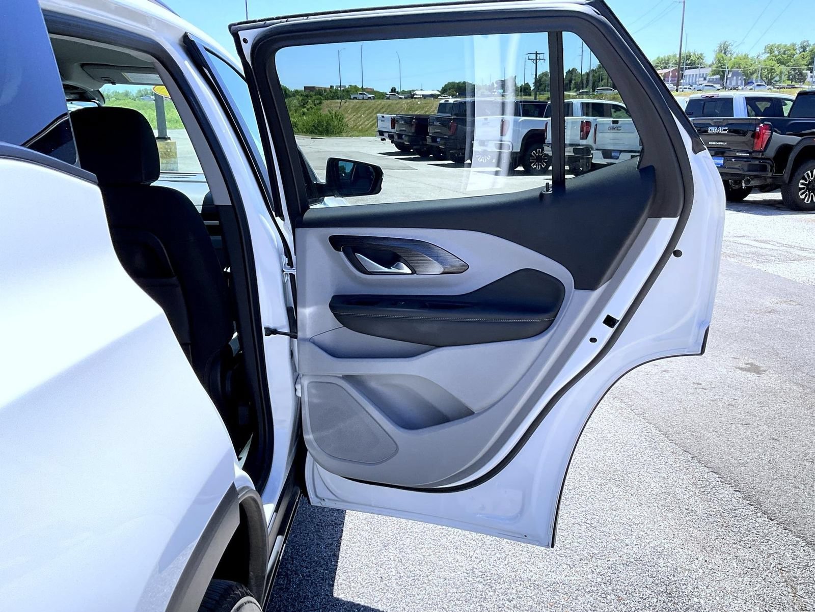 Certified 2024 GMC Terrain SLE w/ Driver Convenience Package AWD/4WD image 17