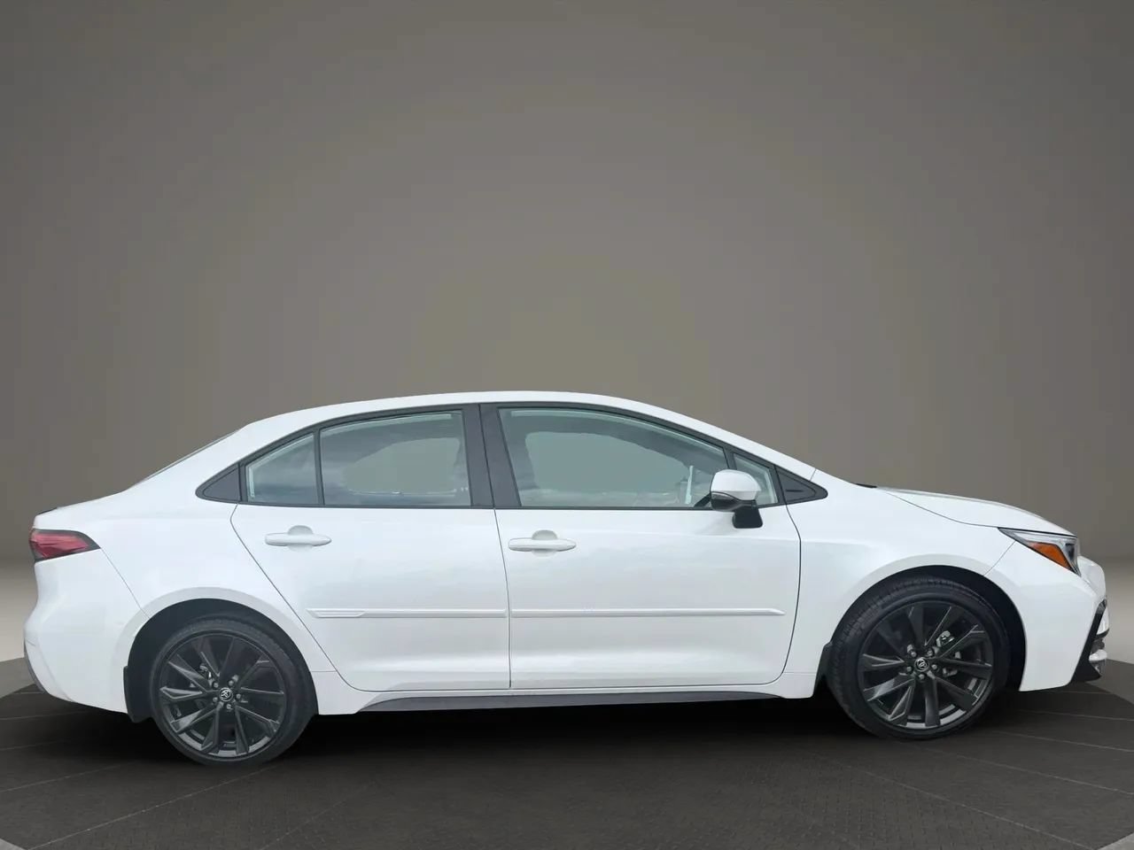 Used 2025 Toyota Corolla XSE FWD image 4