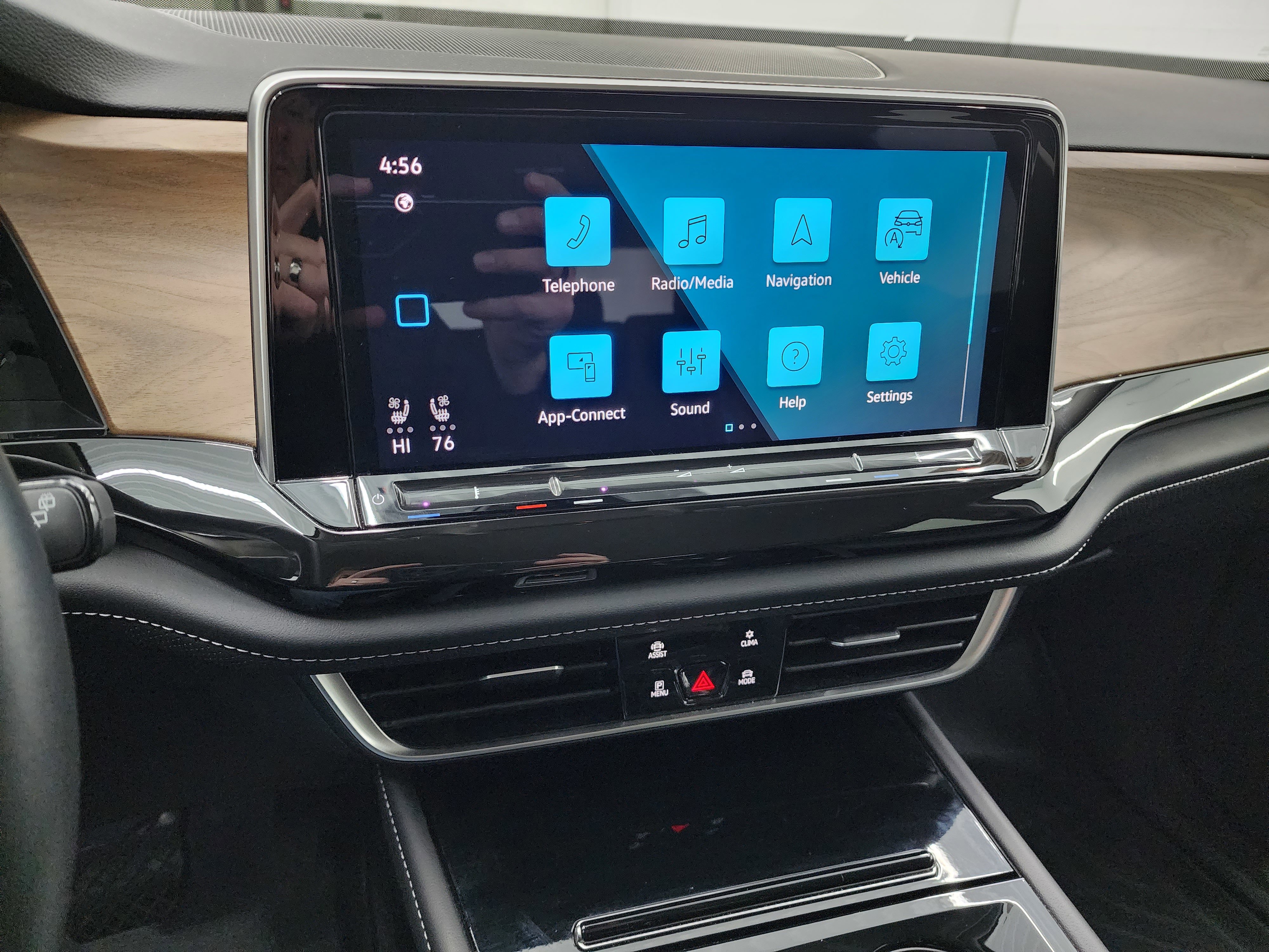 Used 2025 Volkswagen Atlas SE image 12