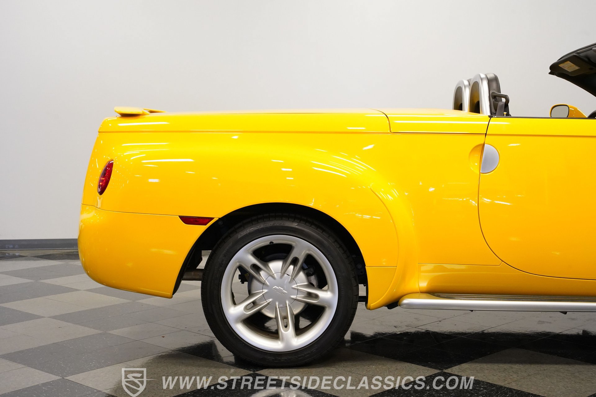 Used 2004 Chevrolet SSR w/ Preferred Equipment Group RWD image 30