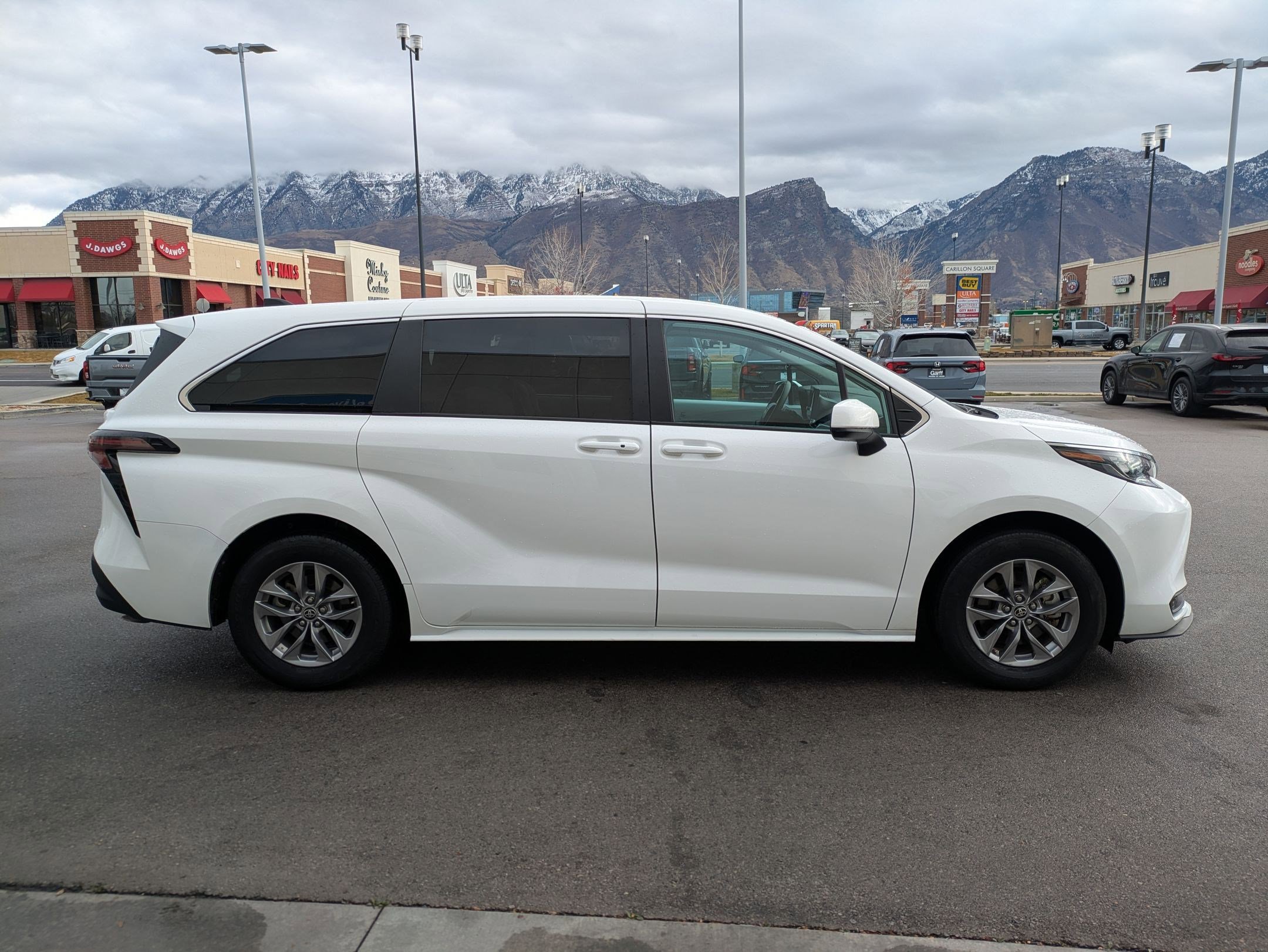 Used 2025 Toyota Sienna LE image 2