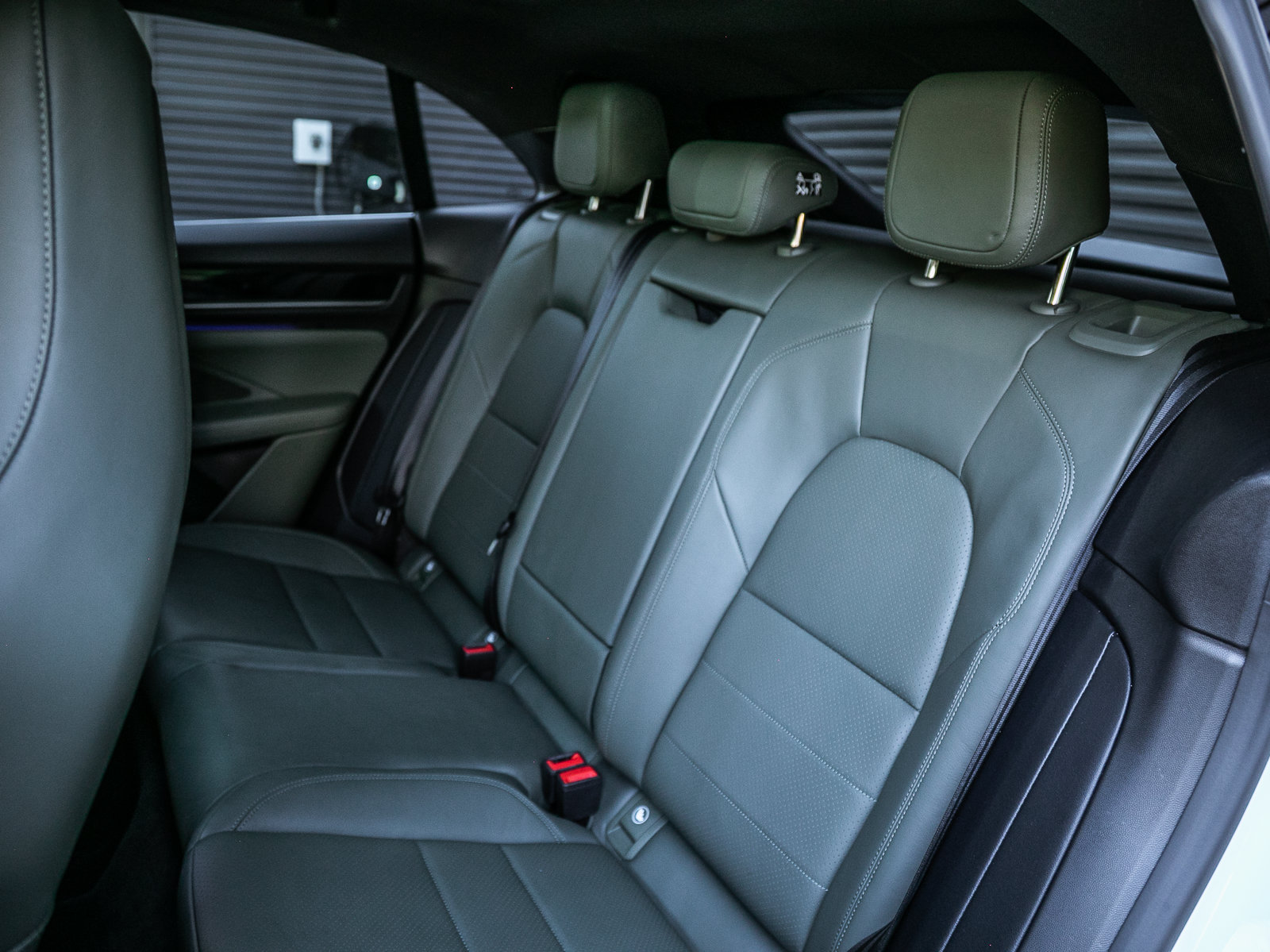 Certified 2025 Porsche Macan 4S Electric AWD/4WD image 14