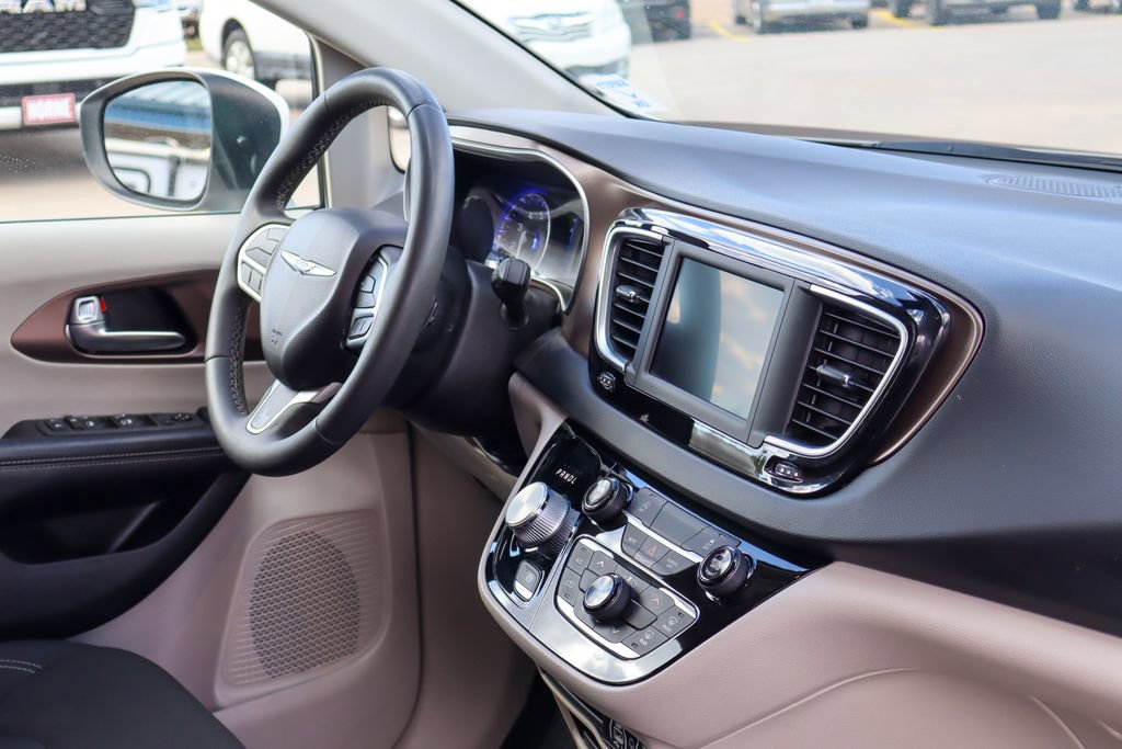 Used 2022 Chrysler Voyager LX FWD image 17