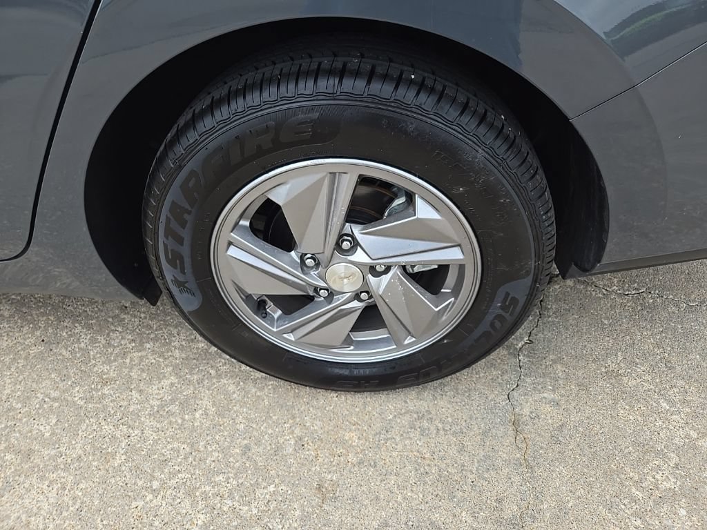 Used 2025 Hyundai Elantra SE FWD image 21