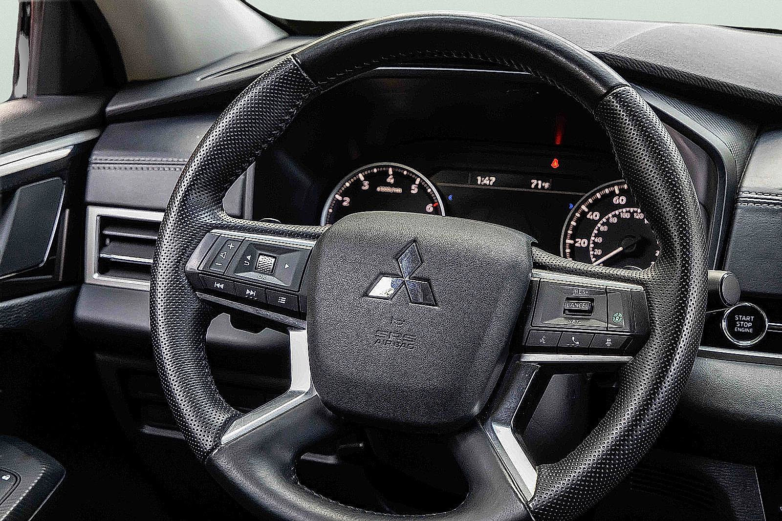 Used 2024 Mitsubishi Outlander AWD image 10