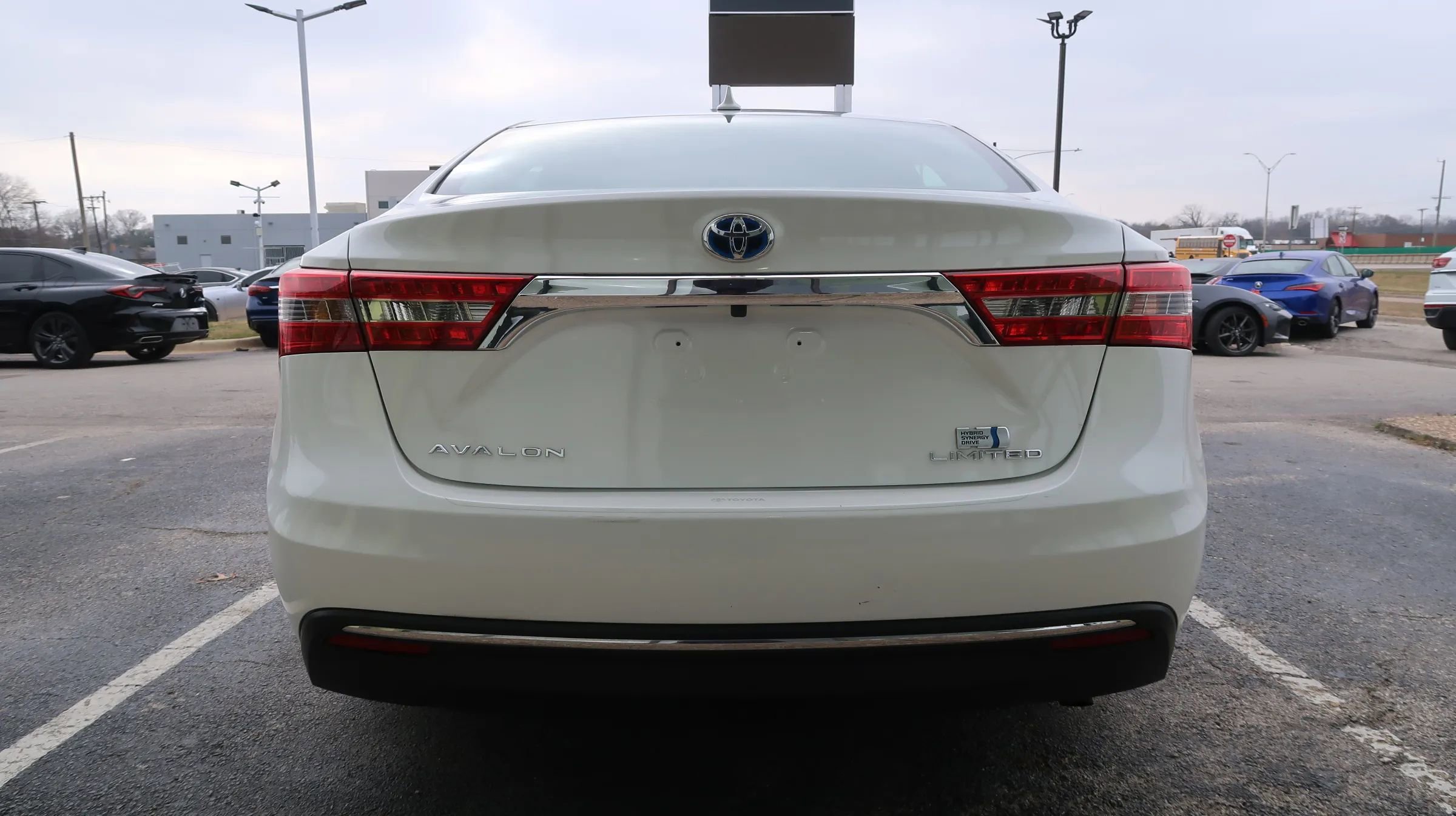 Used 2018 Toyota Avalon Limited w/ All Weather Liner Package FWD image 9