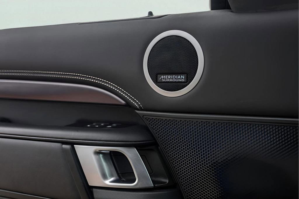 Used 2024 Land Rover Discovery Metropolitan Edition image 26