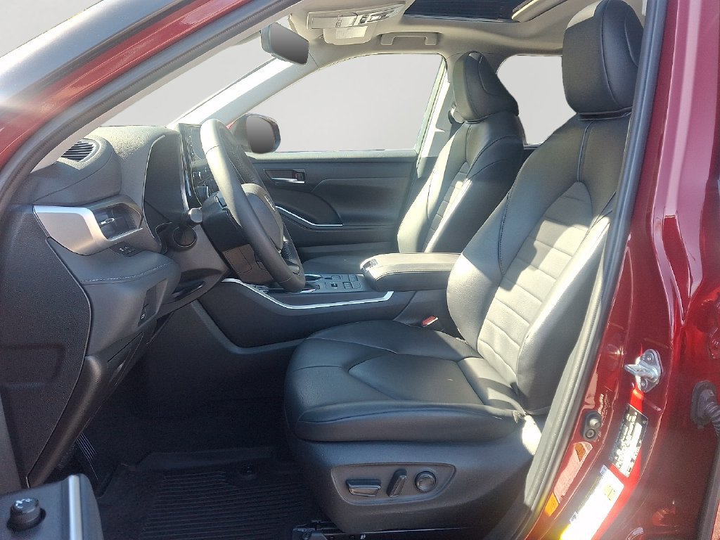 Used 2022 Toyota Highlander XLE AWD/4WD image 15