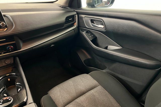 Used 2025 Nissan Rogue SV image 10