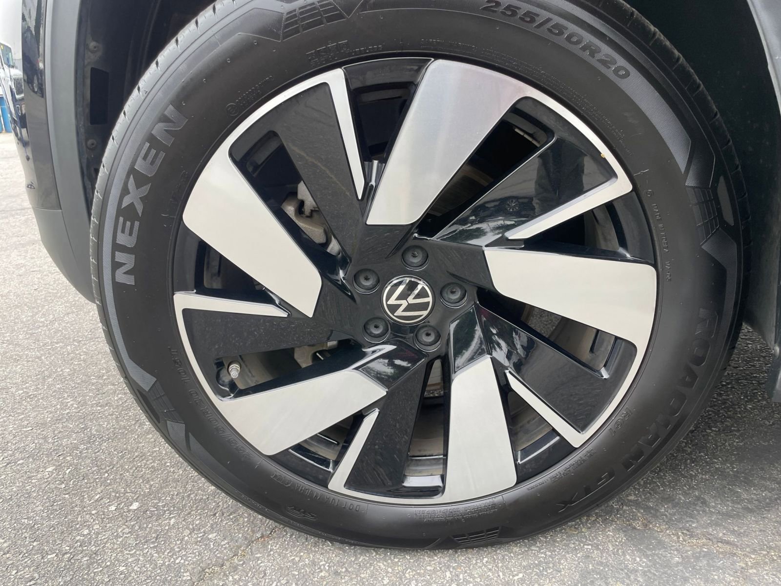 Used 2025 Volkswagen Atlas Cross Sport SE image 30