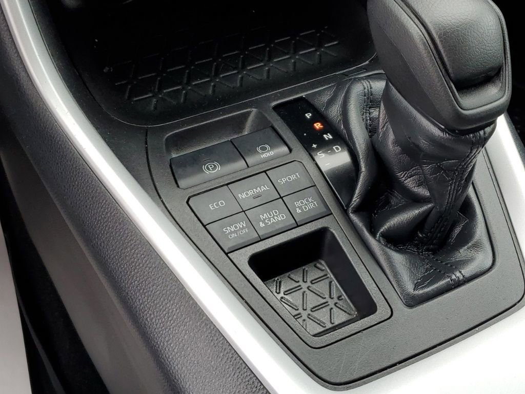 Used 2021 Toyota RAV4 LE image 22