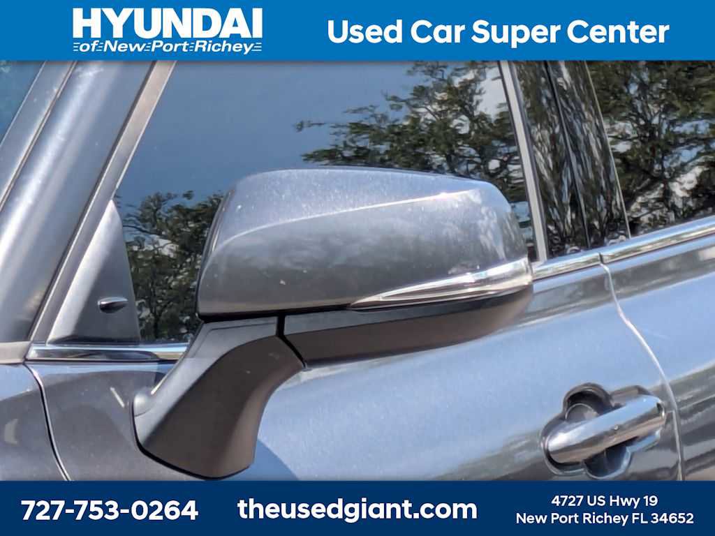 Used 2021 Toyota Highlander LE image 11